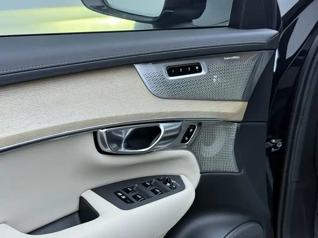Volvo XC90 PHEV — миниатюра 16
