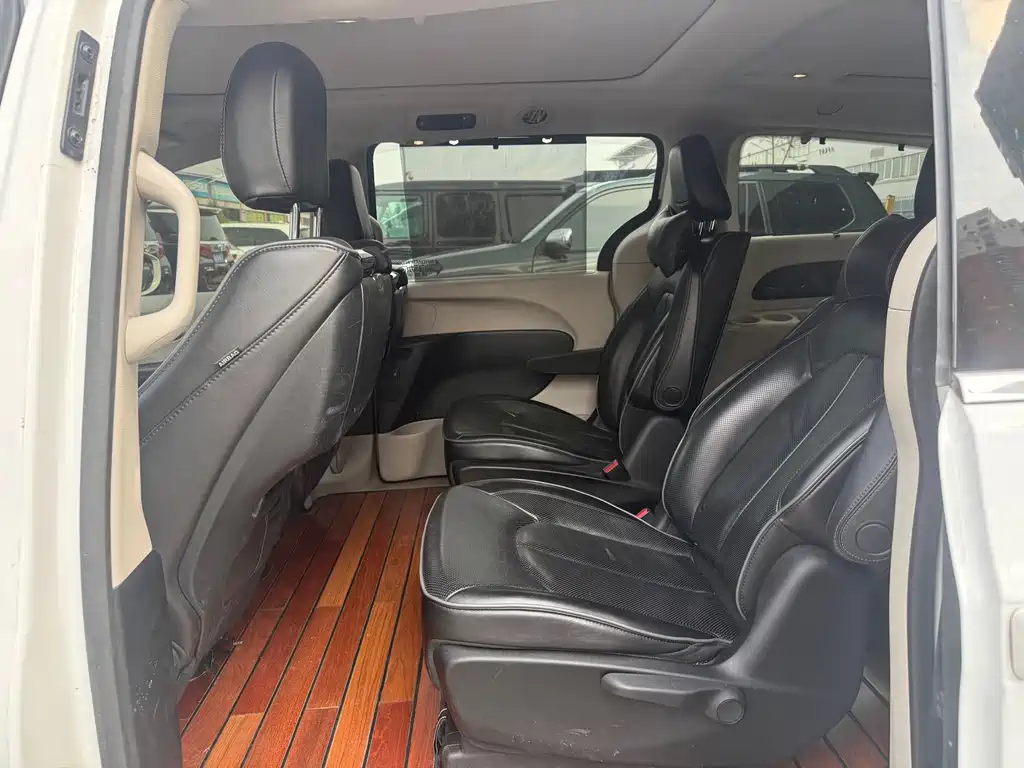 Chrysler Grand Voyager (Import) — миниатюра 4