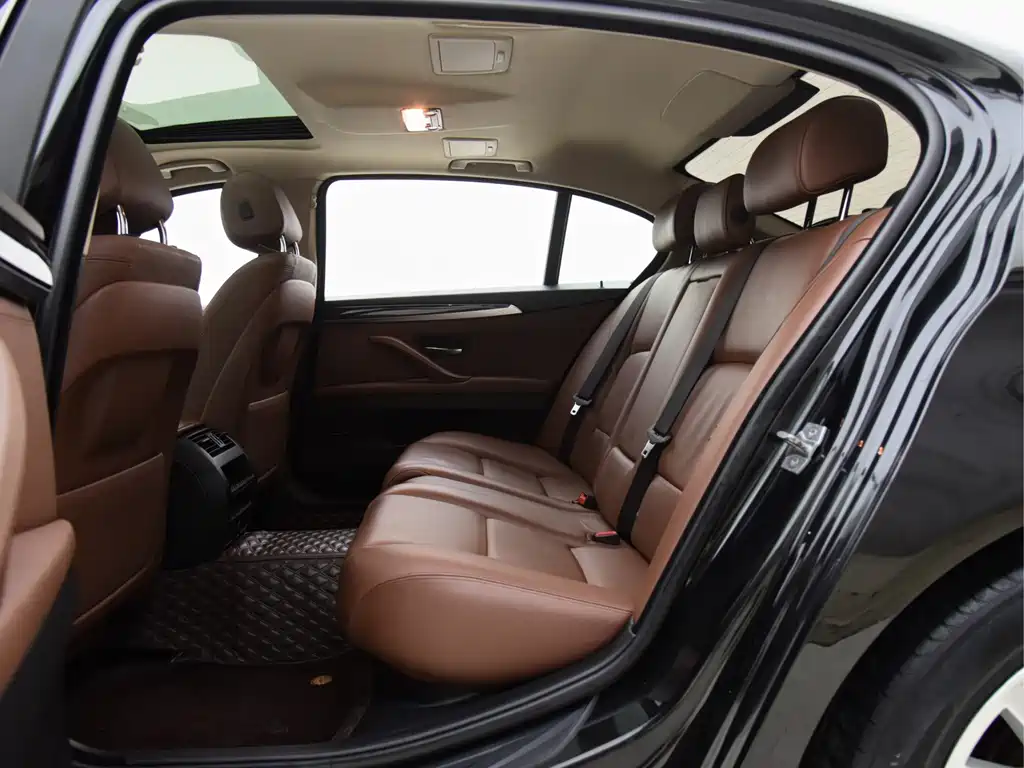 BMW 5 Series — миниатюра 11