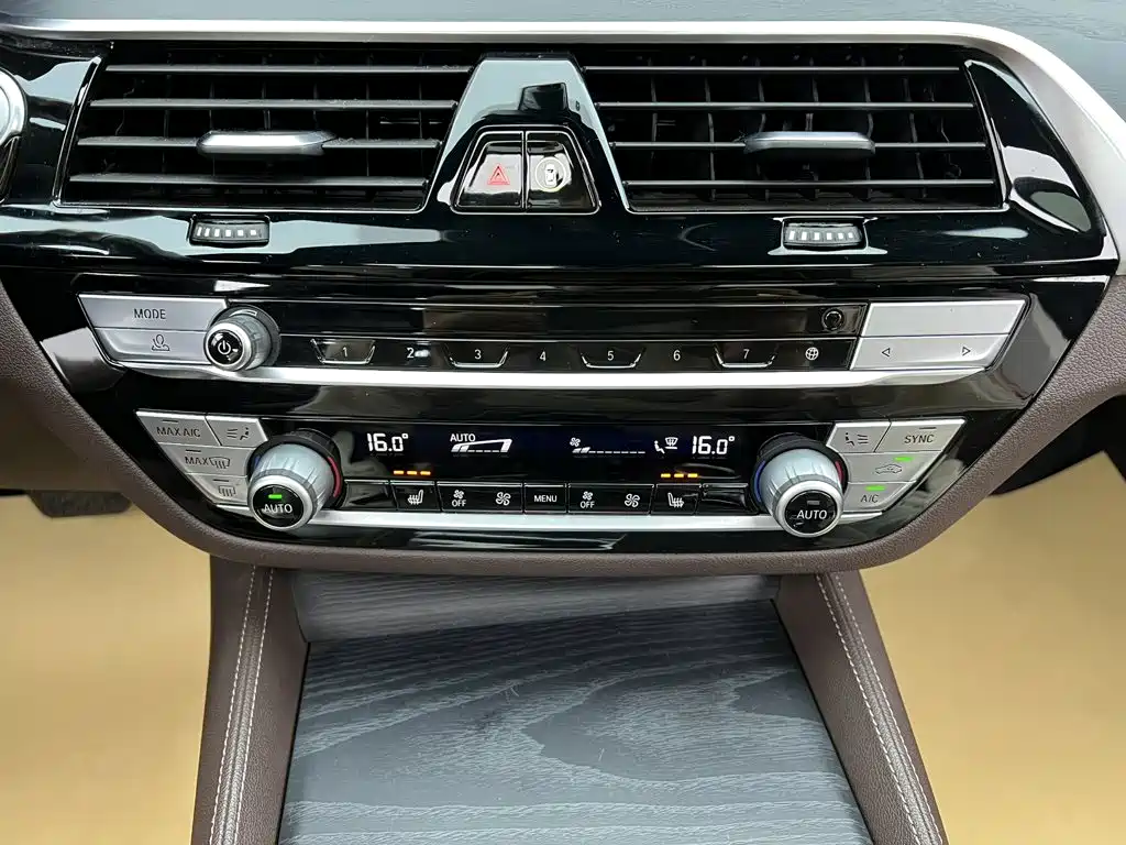 BMW 5 Series — миниатюра 43