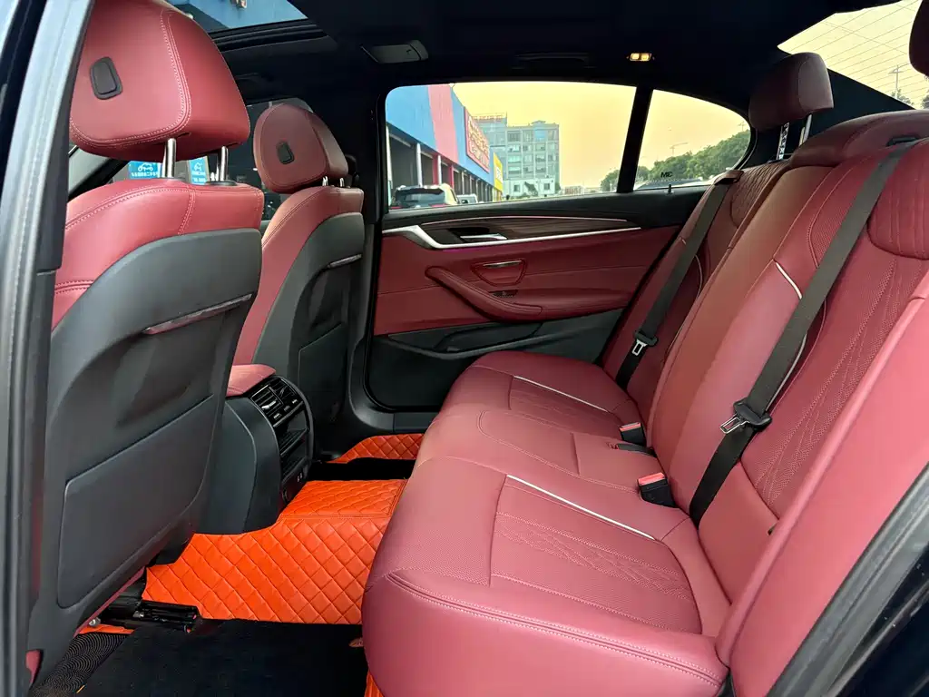BMW 5 Series — миниатюра 13