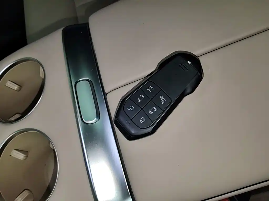 XPeng X9 — миниатюра 9