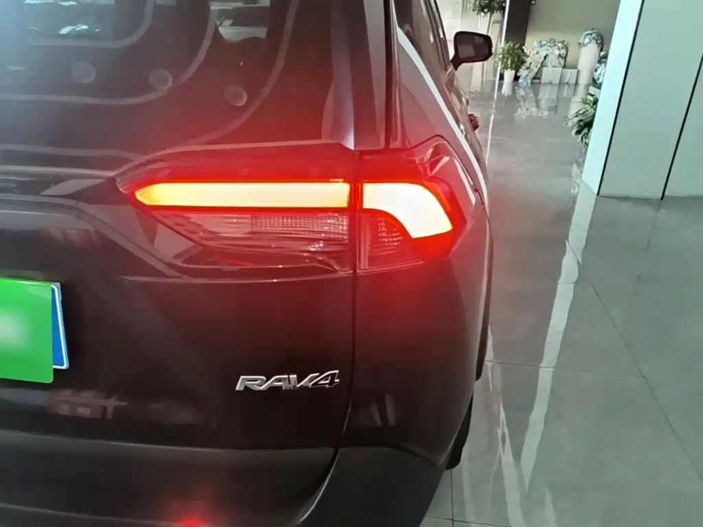Toyota RAV4 — миниатюра 8