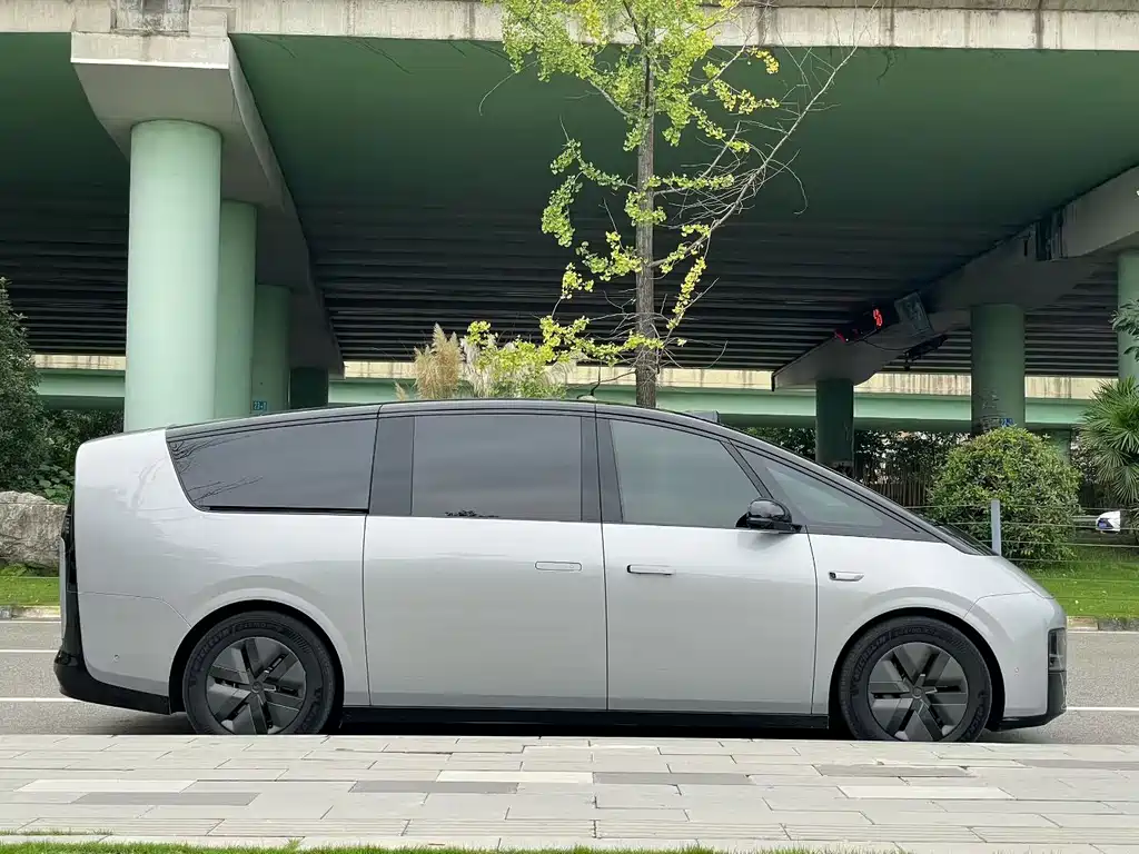 Li Auto Li MEGA — миниатюра 2