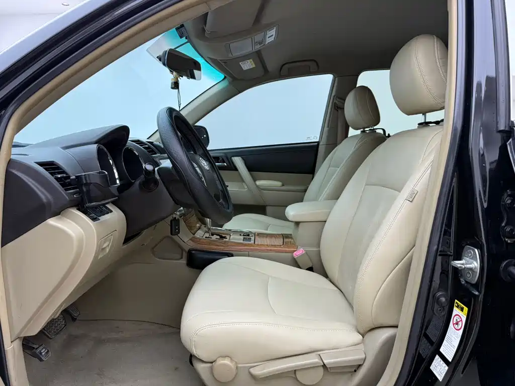 Toyota Highlander 2013 2.7L 5 мест