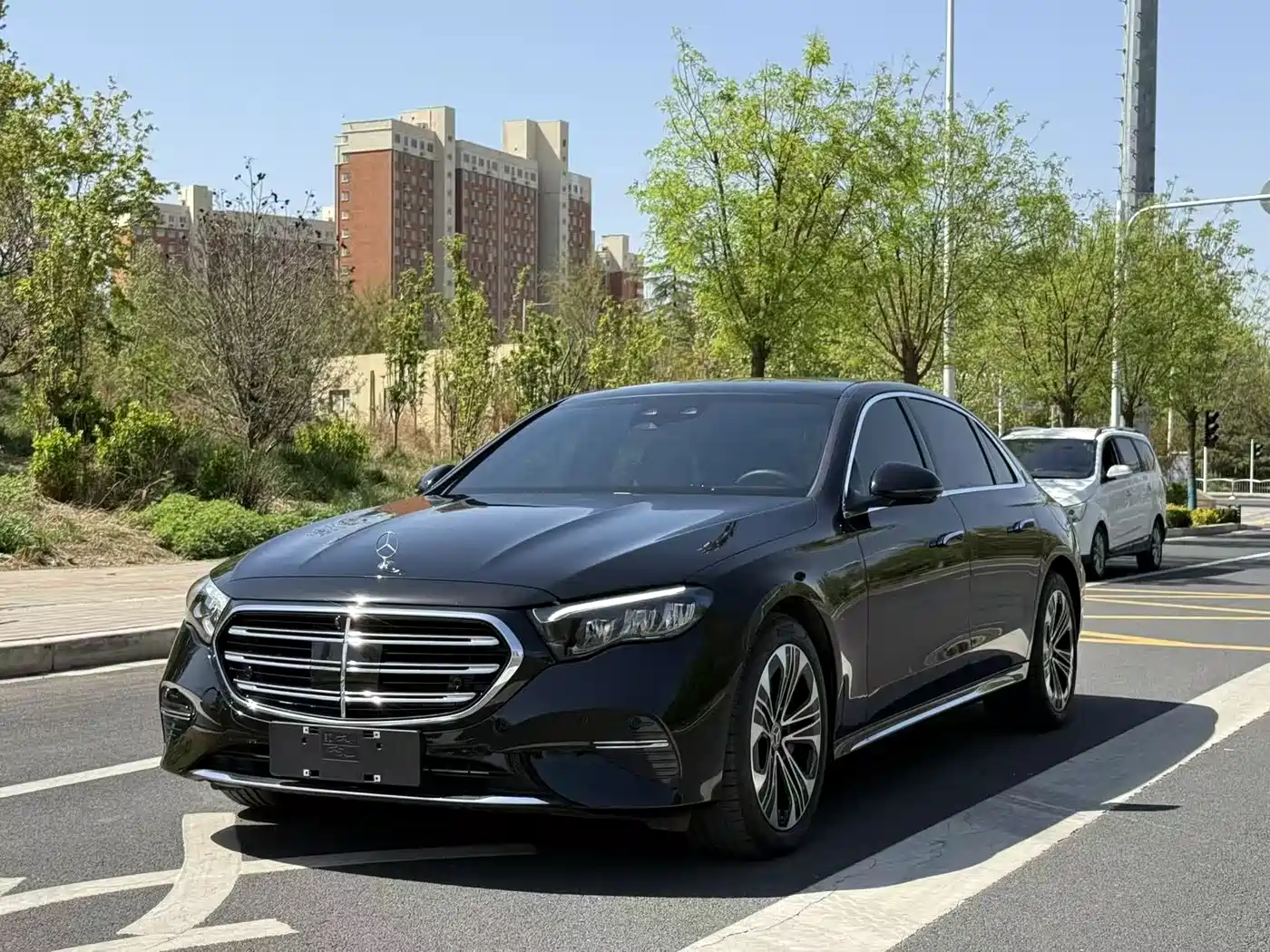 奔驰E级新能源 2024款 E 350 e L 插电式混合动力轿车 2025