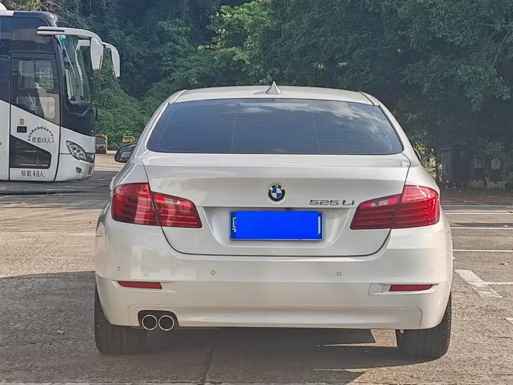 BMW 5 Series — миниатюра 4