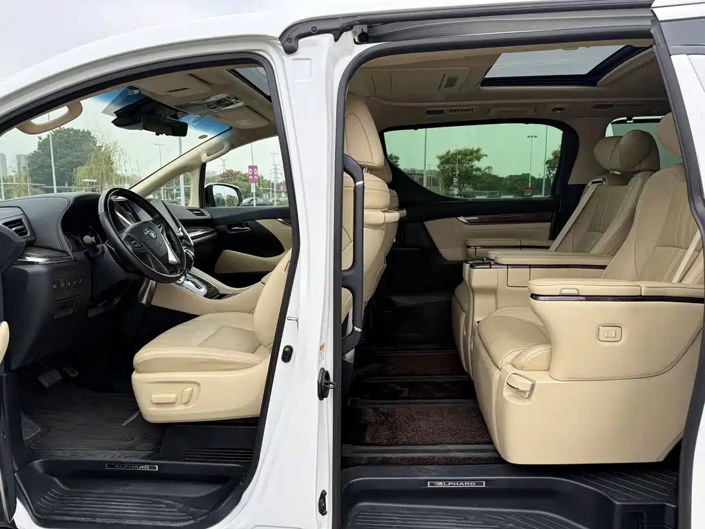 Toyota Alphard — миниатюра 12