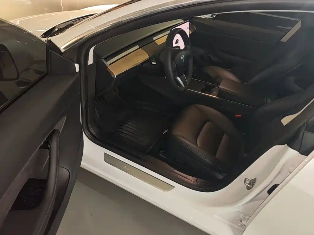 Tesla Model 3 — миниатюра 16