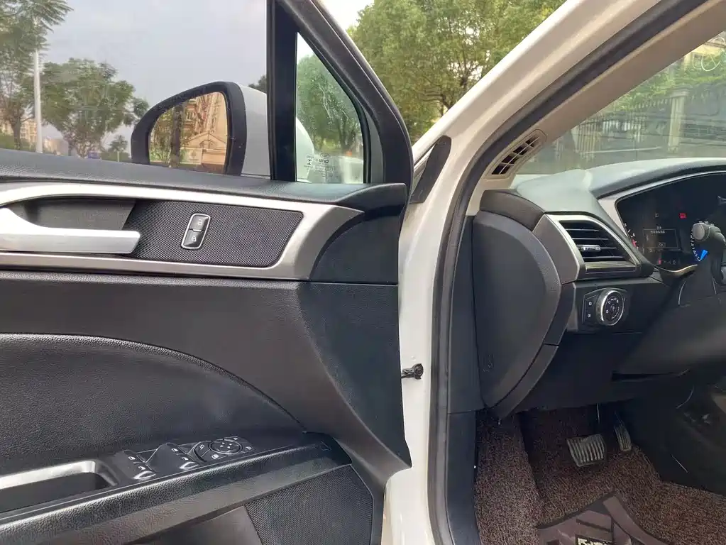 Ford Mondeo — миниатюра 8