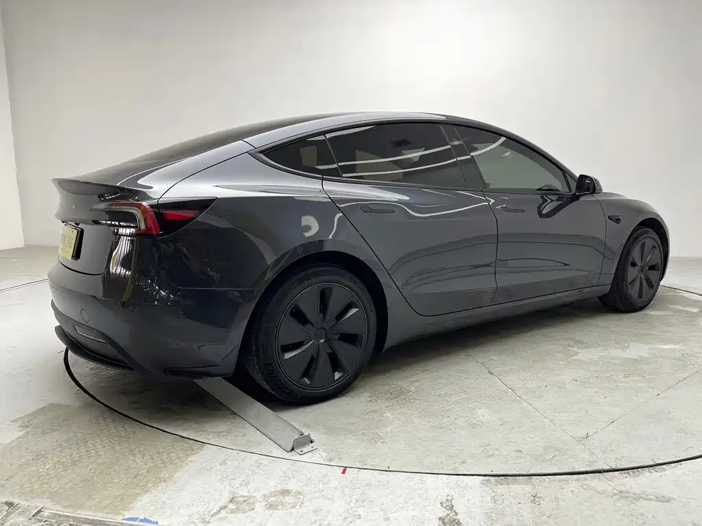 Tesla Model 3 — миниатюра 16