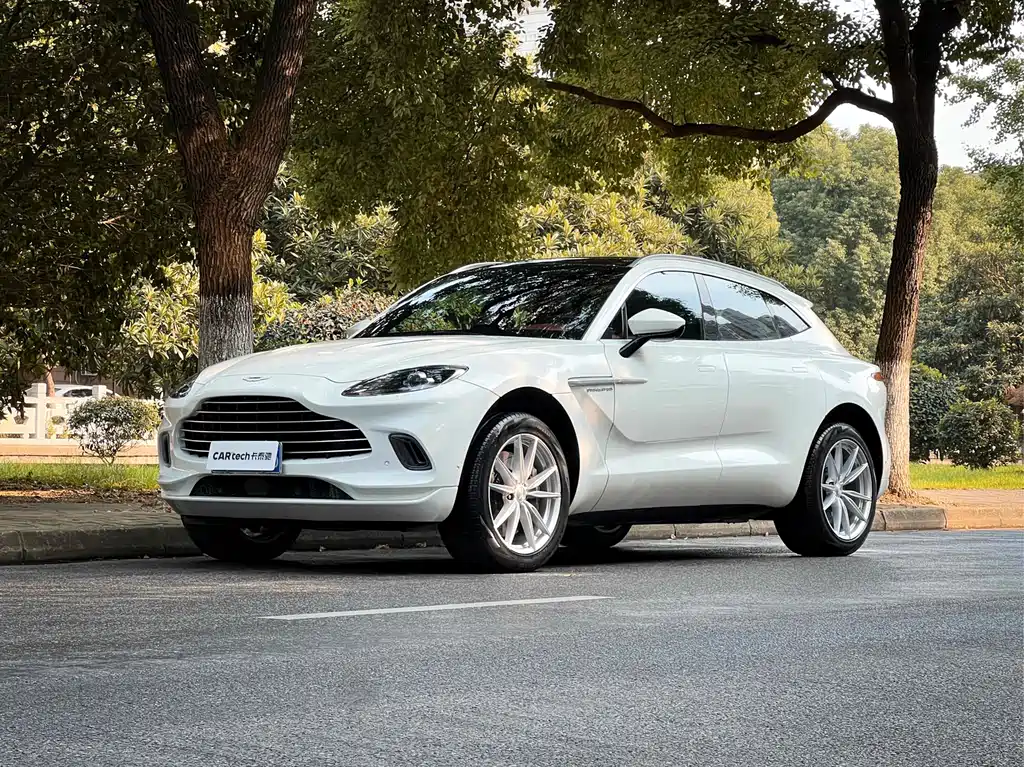 Aston Martin DBX 2022