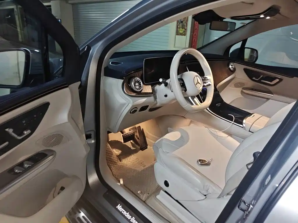 Mercedes-Benz EQE SUV — миниатюра 17