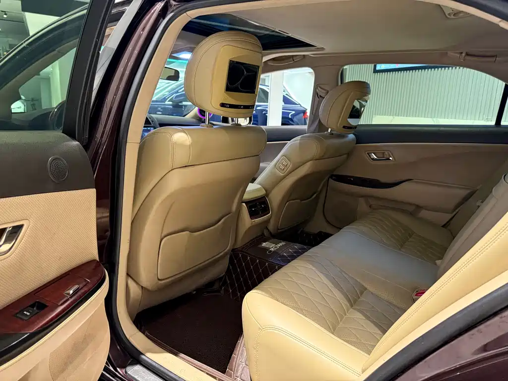 Toyota Crown — миниатюра 8