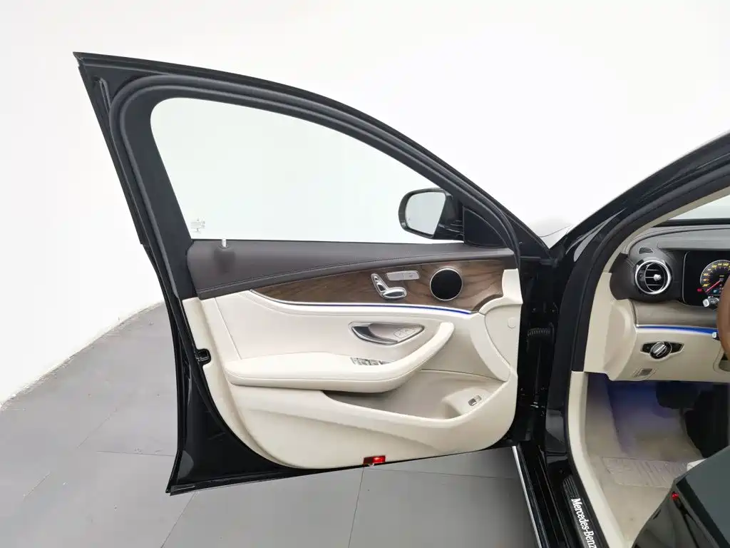 Mercedes-Benz E-Class — миниатюра 8