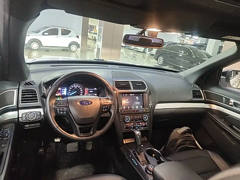 Ford Explorer (Import) — миниатюра 10
