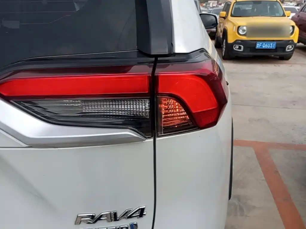 Toyota RAV4 — миниатюра 8