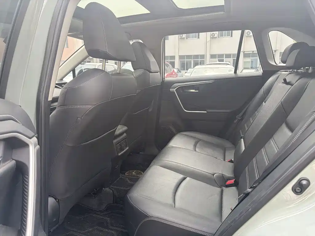 Toyota RAV4 — миниатюра 6