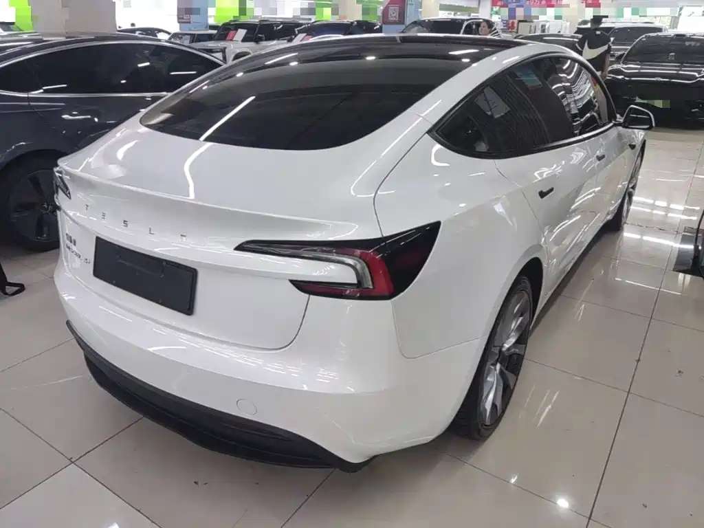 Tesla Model 3 — миниатюра 7