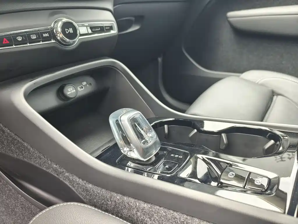 Volvo XC40 2025 B4 Luxury