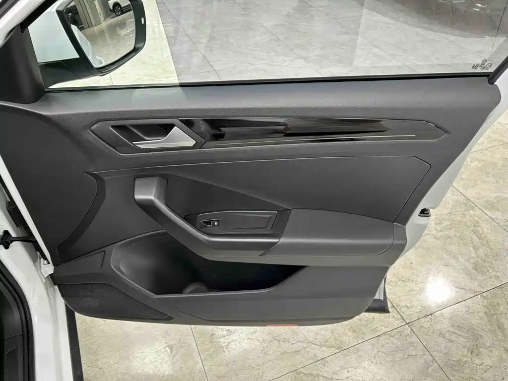 Volkswagen T-Roc — миниатюра 17