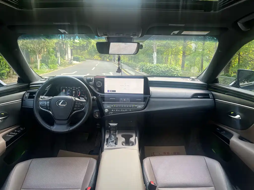 Lexus ES 2023 260