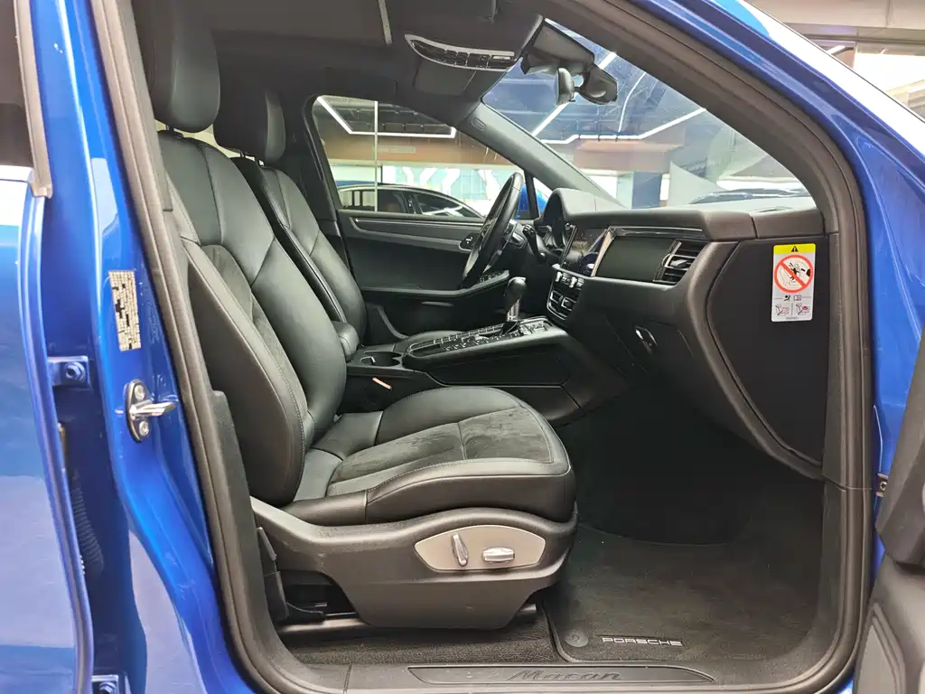 PORSCHE MACAN