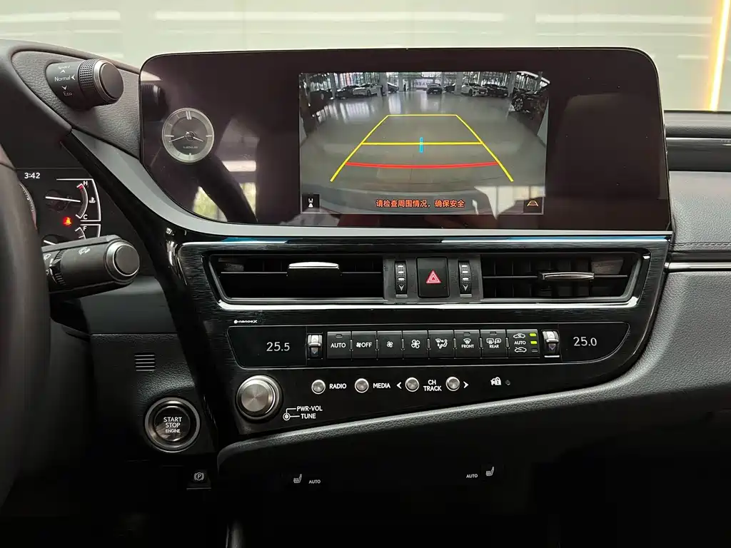 Lexus ES — миниатюра 13