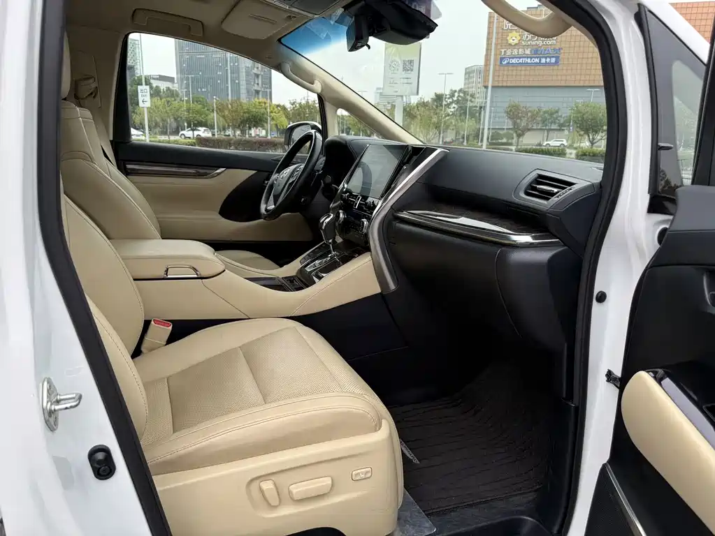 Toyota Alphard — миниатюра 11