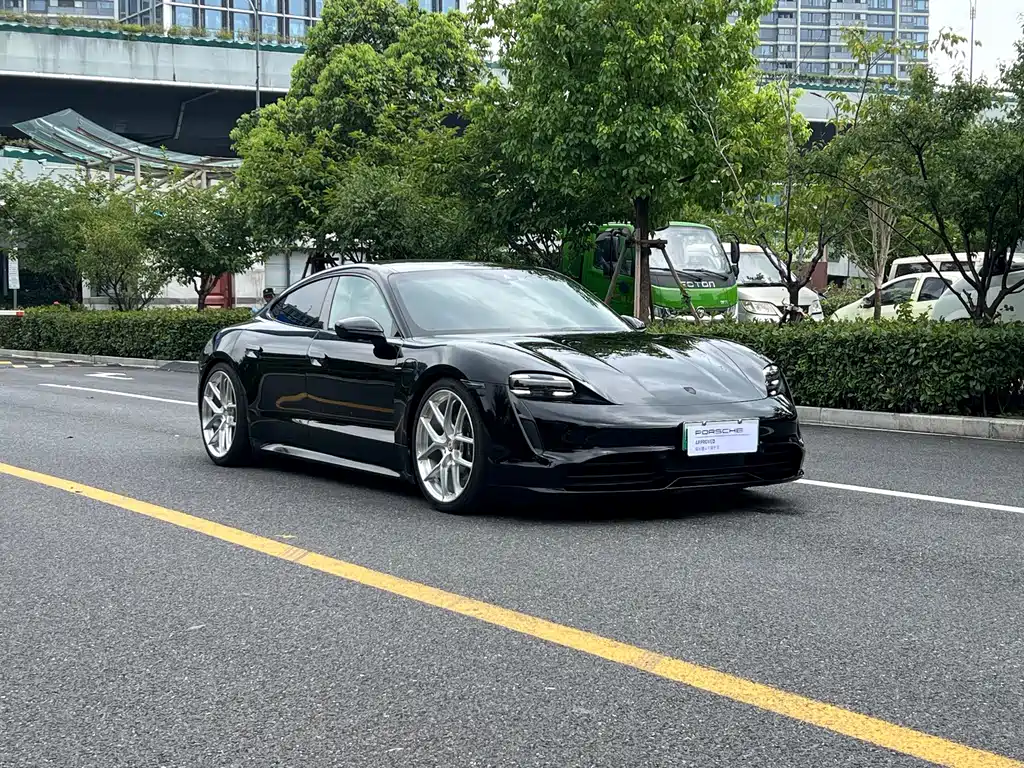 Porsche Taycan — миниатюра 3