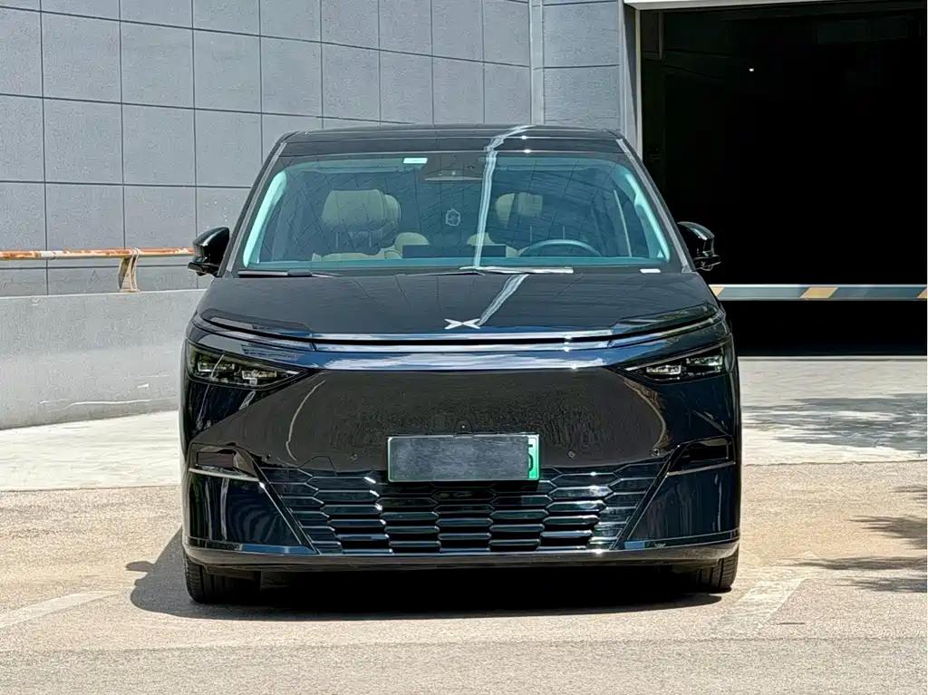 XPeng X9 — миниатюра 2