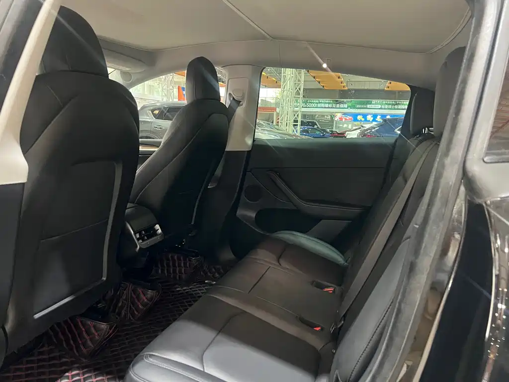 Tesla Model Y — миниатюра 6