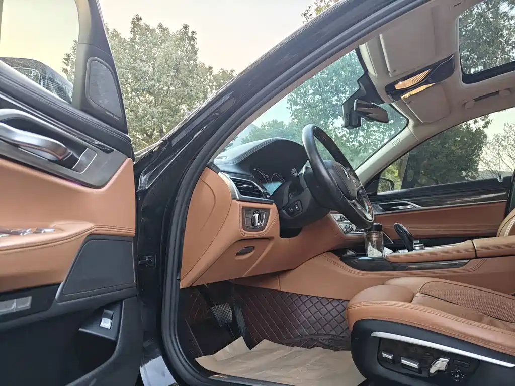 BMW 7 Series — миниатюра 10