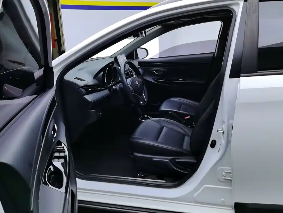 Toyota Yaris L — миниатюра 9