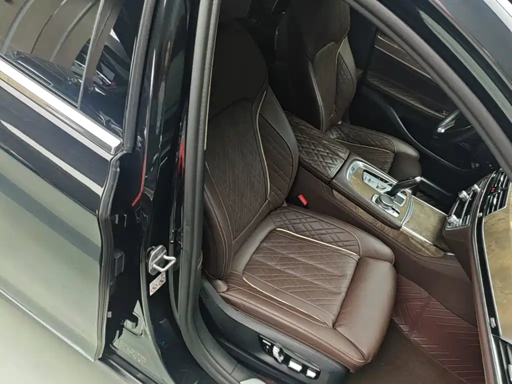 BMW 7 Series — миниатюра 25