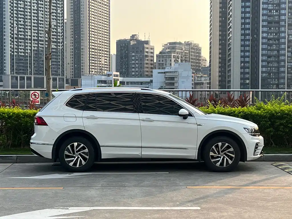 Volkswagen Tiguan L PHEV — миниатюра 10