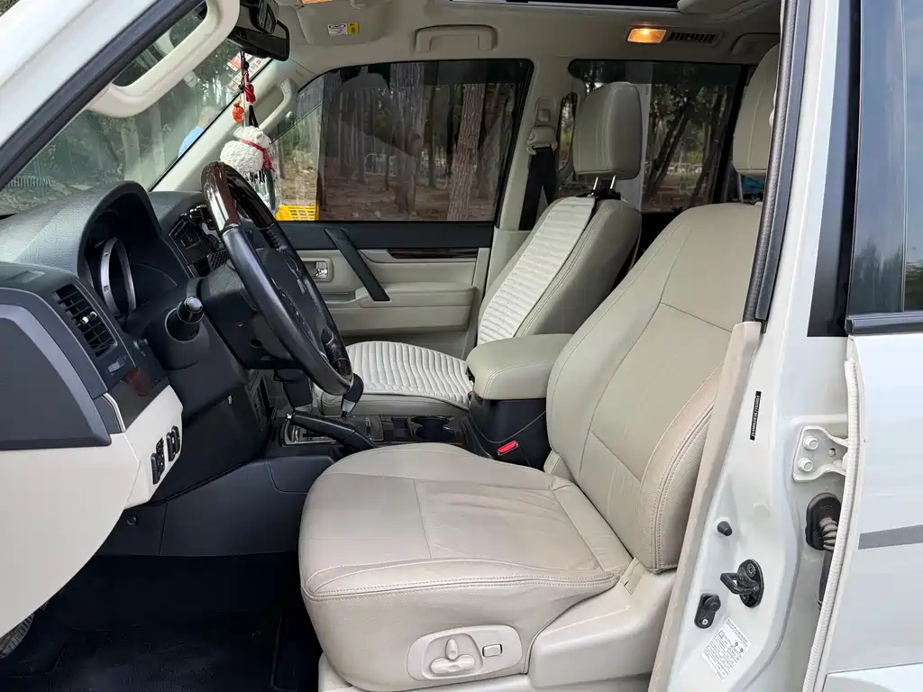 Mitsubishi Pajero (Import) — миниатюра 12