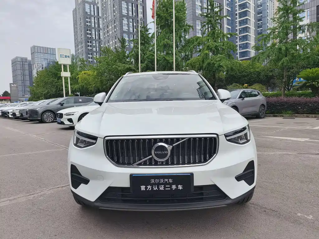 Volvo XC40 2025 B4 Luxury