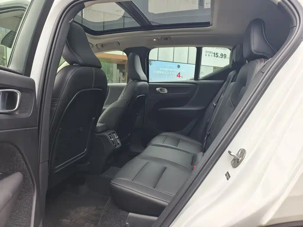 Volvo XC40 2025 B4 Luxury