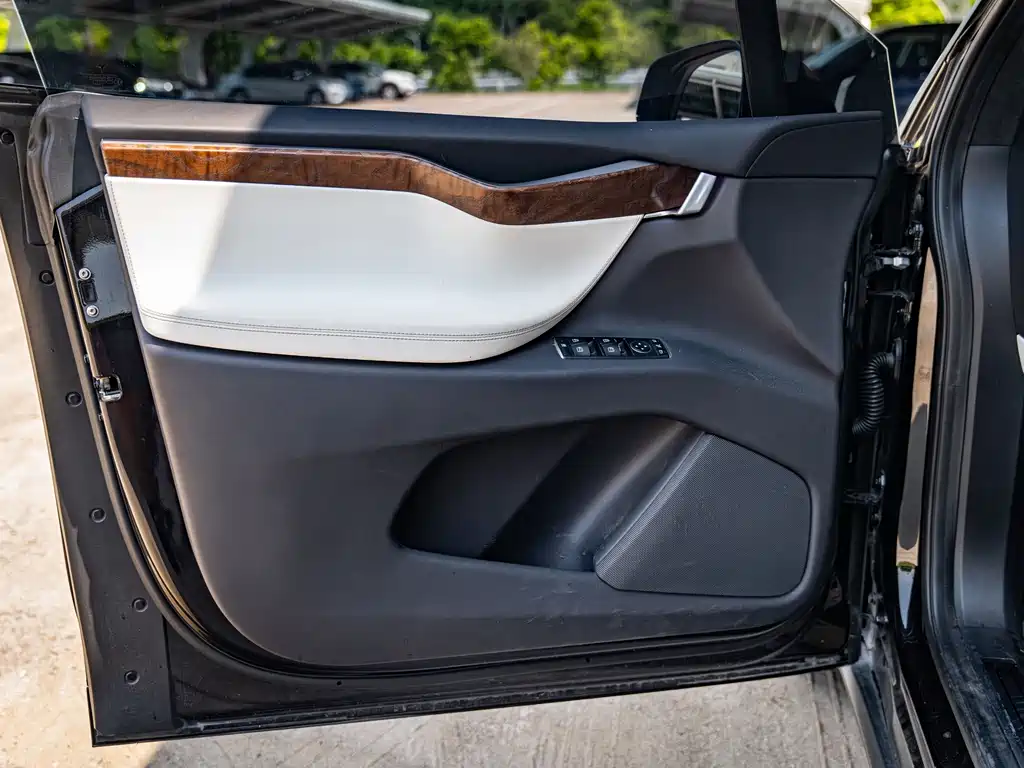 Tesla Model X — миниатюра 12