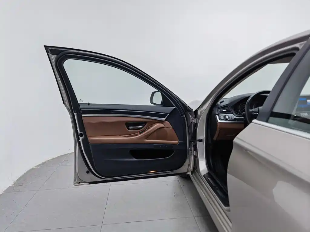 BMW 5 Series — миниатюра 8