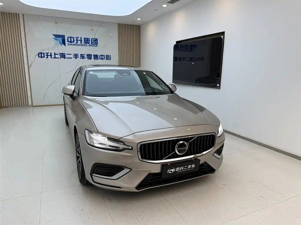 Volvo S60 2025 B4 Luxury