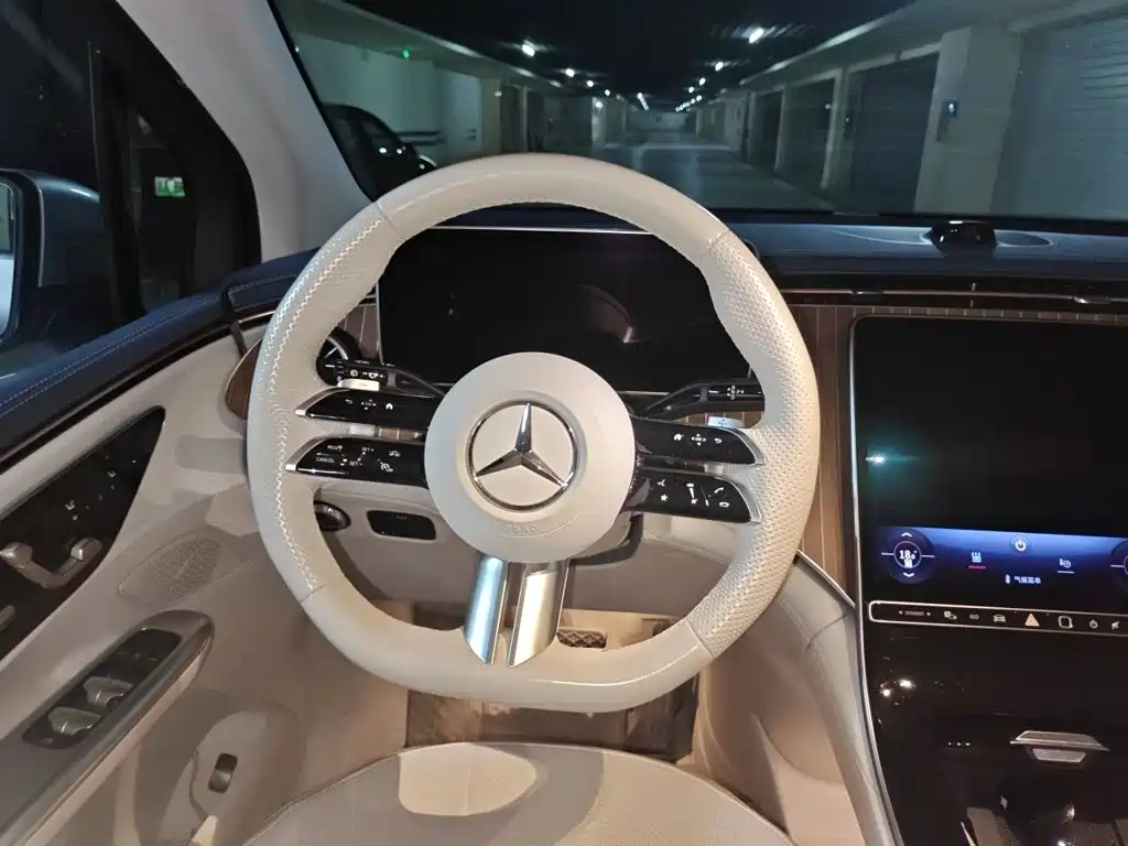 Mercedes-Benz EQE SUV — миниатюра 11