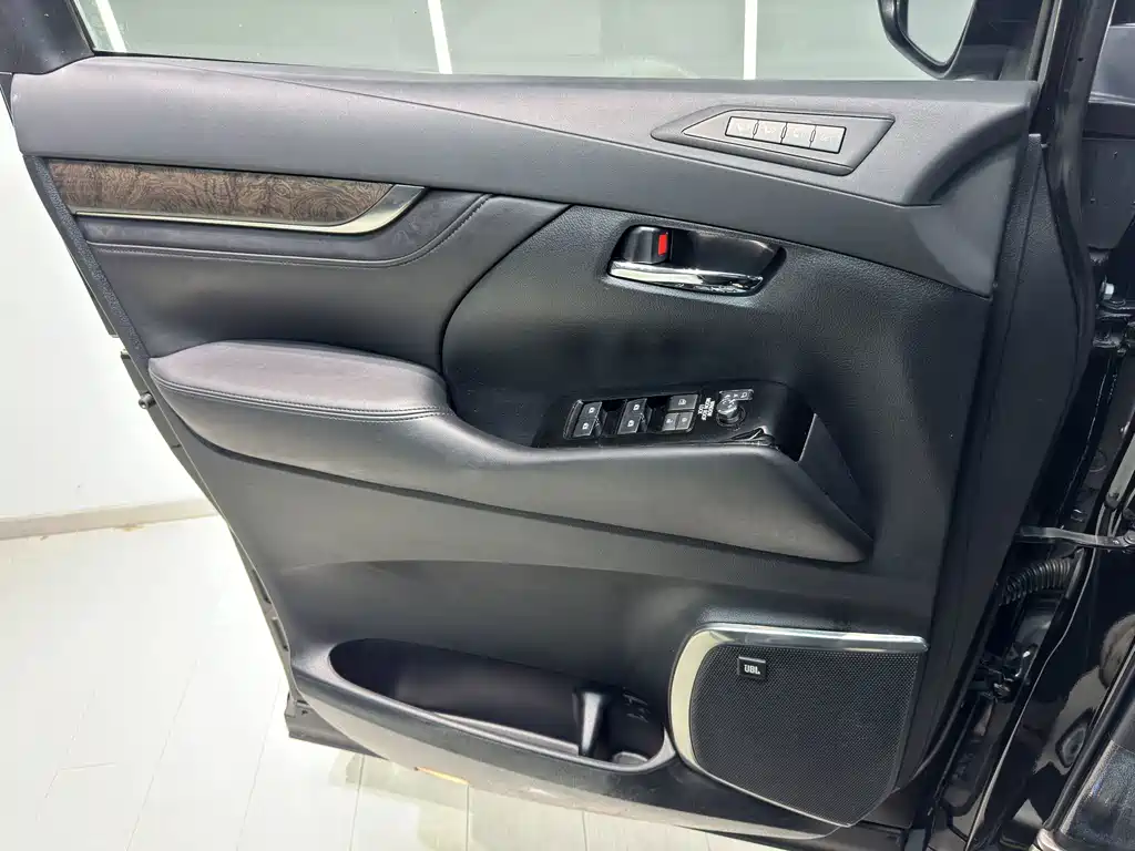 Toyota Vellfire — миниатюра 14