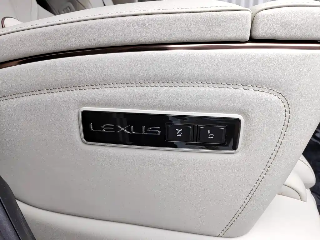 Lexus LM — миниатюра 14