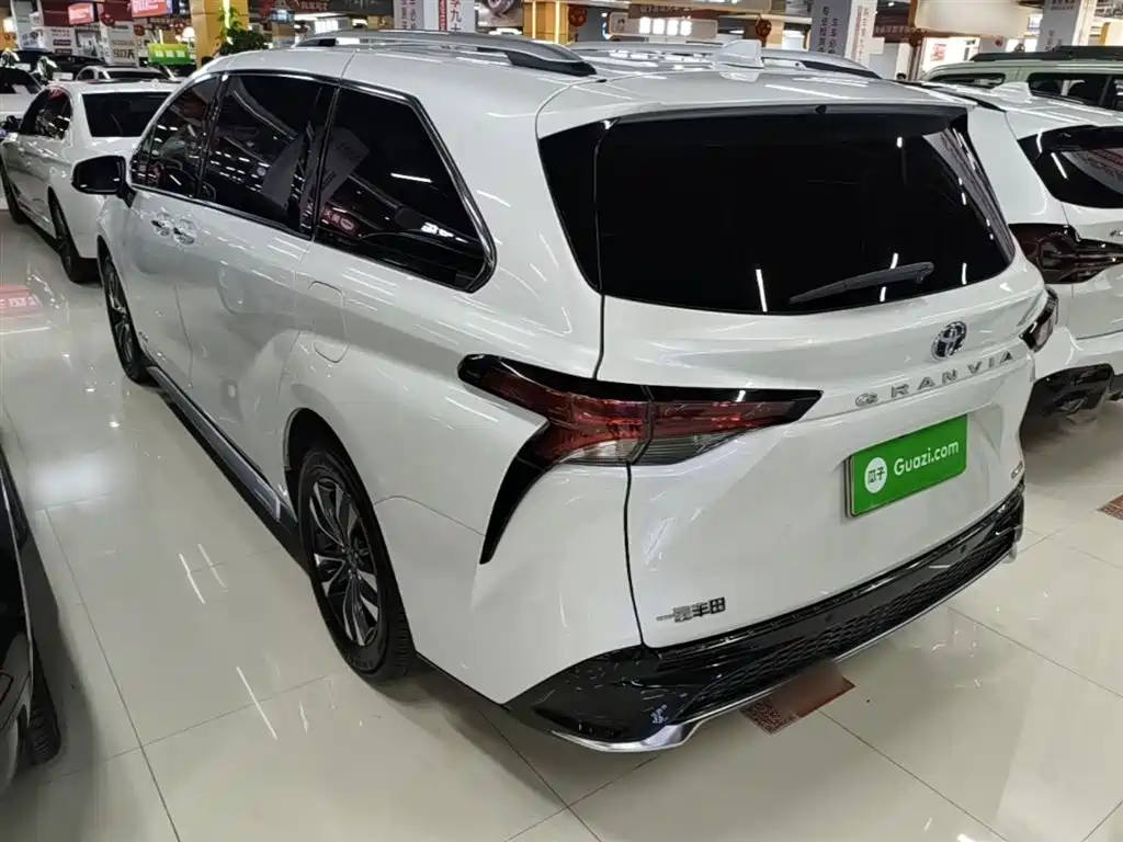 Toyota Granvia 2023 2.5L Luxury