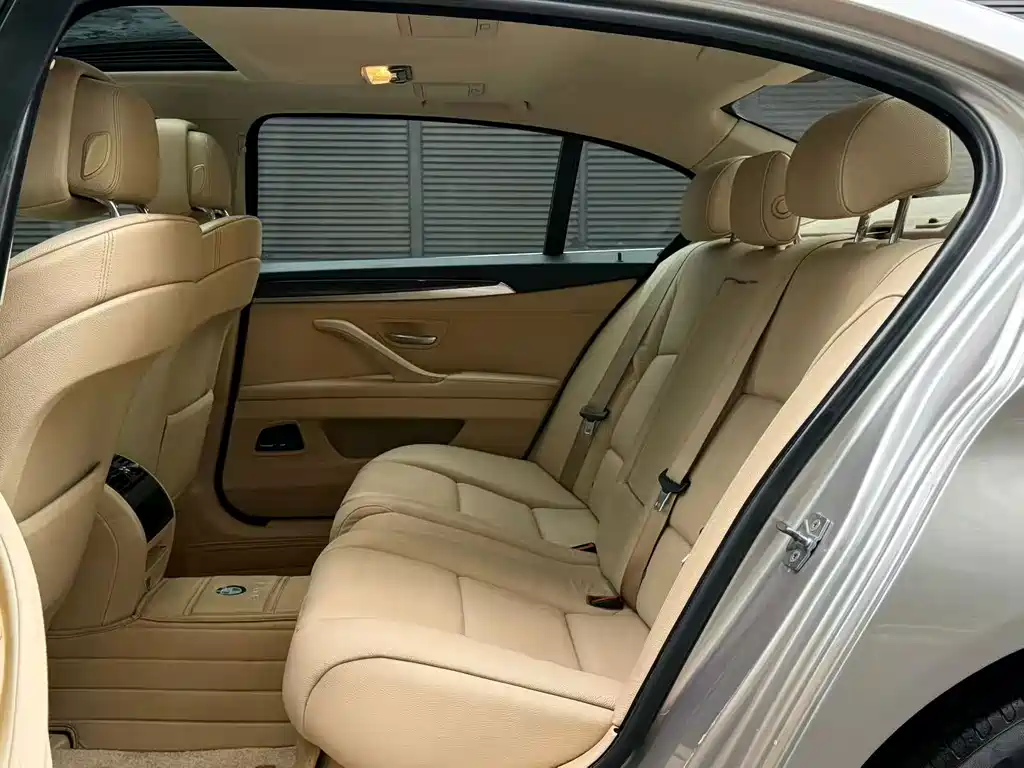 BMW 5 Series — миниатюра 8