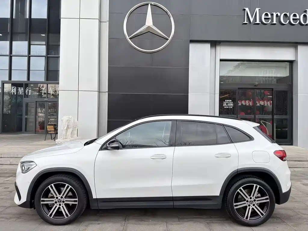 MERCEDES-BENZ GLA