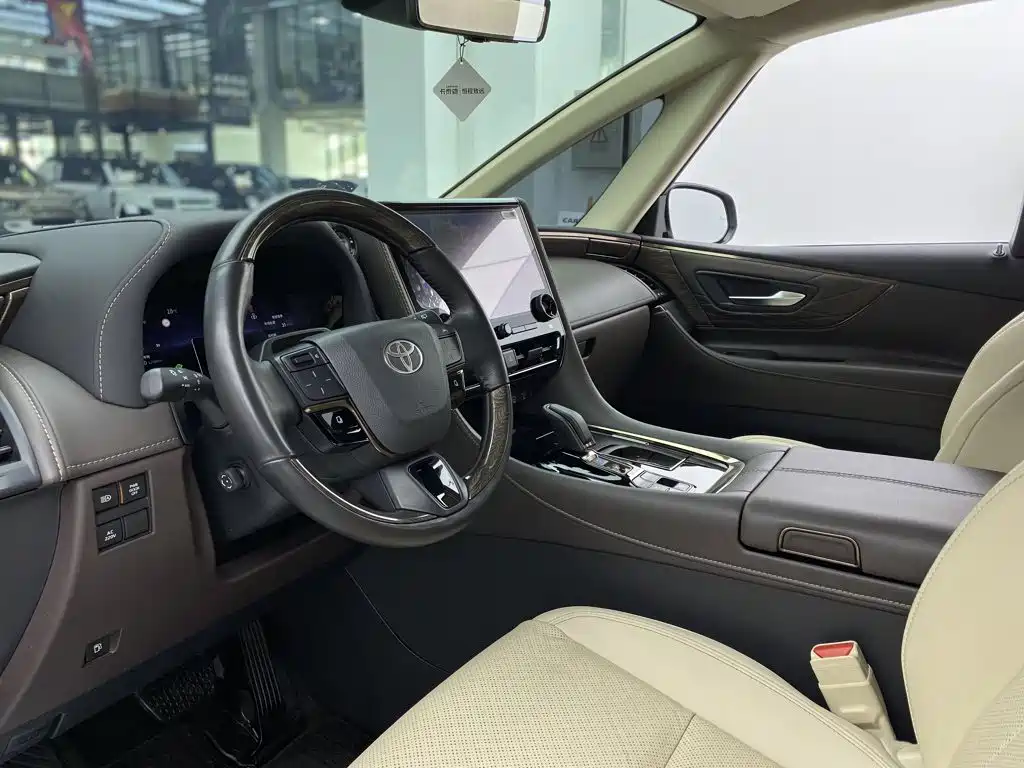 Toyota Alphard — миниатюра 19