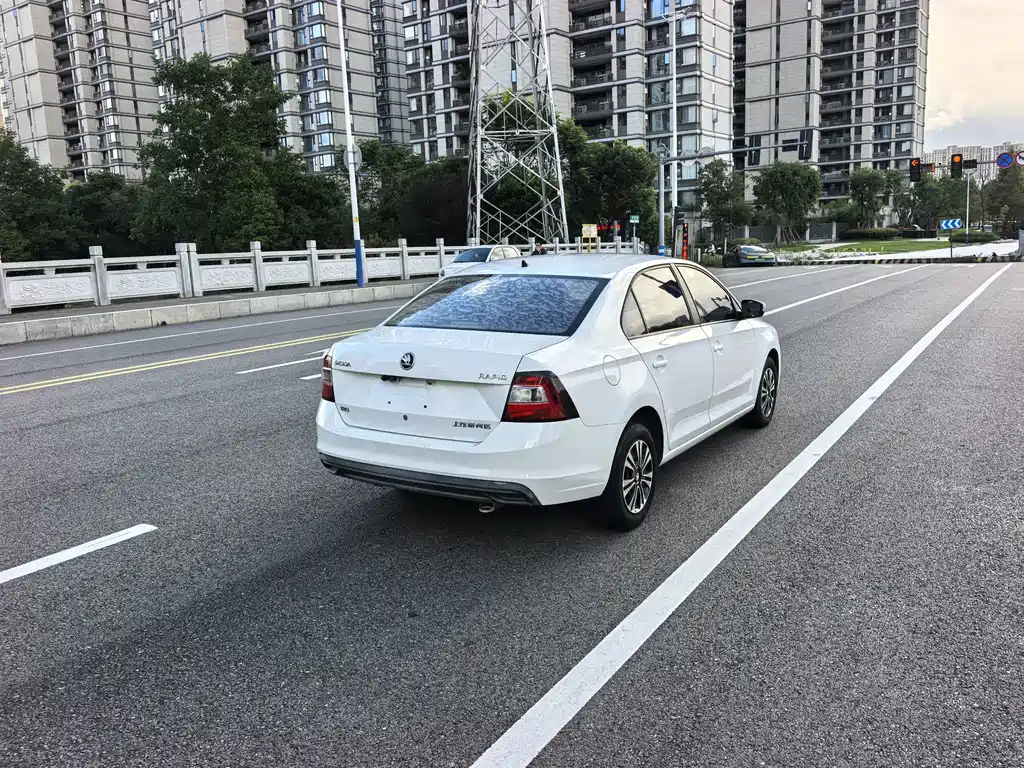 Skoda Rapid — миниатюра 6